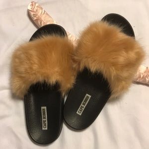 Cape Robbin Faux Fur Slides Size 9